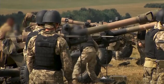 Военные ВСУ в Великобритании овладевают гаубицами L118 и ракетными системами M270. ВИДЕО