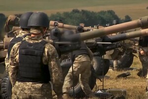 Військові ЗСУ у Великій Британії опановують гаубиці L118 та ракетну систему M270. ВІДЕО