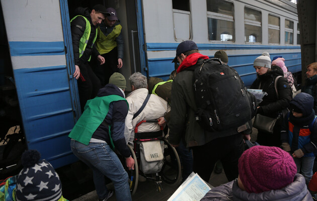 Польша больше не будет производить выплату помощи украинским беженцам