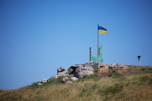 На острові Зміїний встановили український прапор