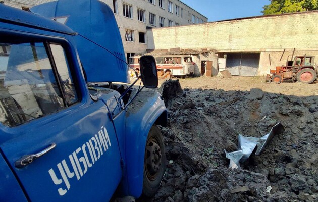 Російські окупанти вночі розбомбили школу в Харкові