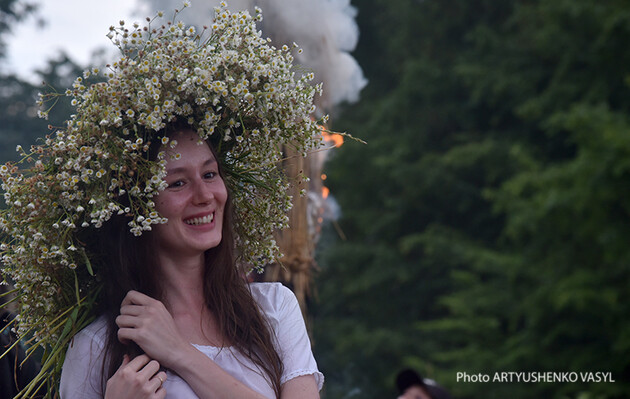 На Ивана Купала девушки плетут венки из полевых цветов