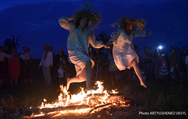 На Івана Купала прийнято стрибати через багаття