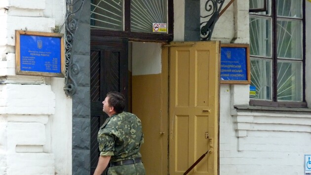 Коли чоловікам потрібно брати дозвіл при пересуванні Україною: у Генштабі знову уточнили деталі