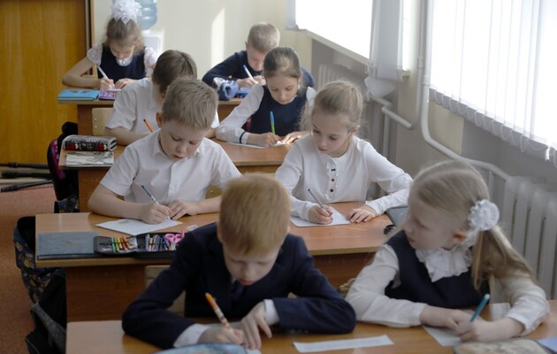 Окупанти везуть в Енергодар вчителів із Криму та РФ, щоб розпочати навчальний рік за російською програмою