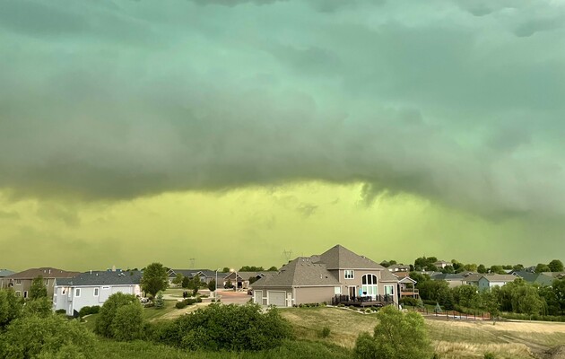Небо стало зеленым из-за урагана