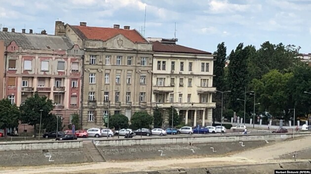 Буквами Z расписали мост и частные дома в Новом Саде