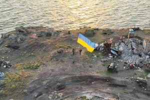 ВСУ подняли на Змеином украинский флаг
