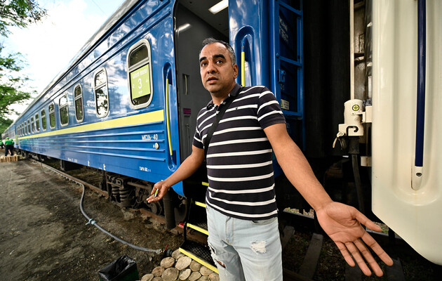 Денис, 39 років, зараз мешкає в одному з вагонів УЗ в Ірпені, які утворили собою "Залізне місто".