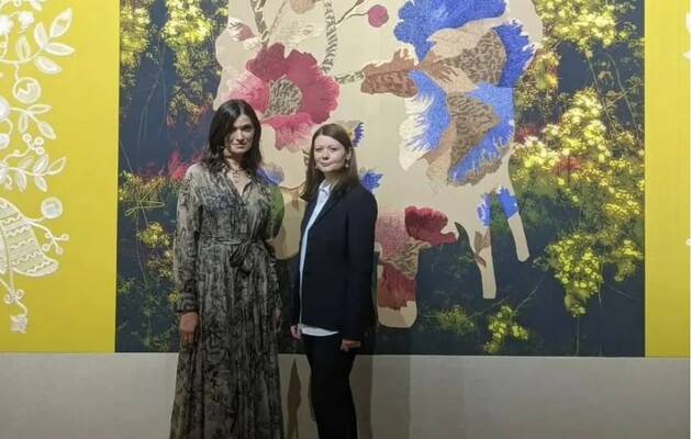 Мисткиня Олеся Трофименко (ліворуч) на тлі однієї зі своїх робіт 