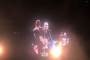 Гурт Coldplay на концерті у Варшаві виконав пісню «Обійми»