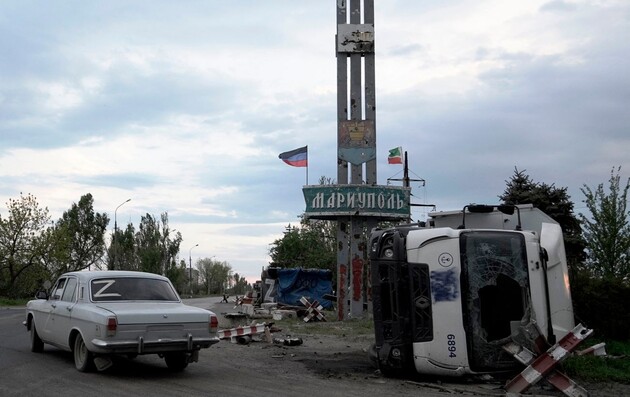 Россияне воруют из оккупированного Мариуполя уцелевшие автомобили