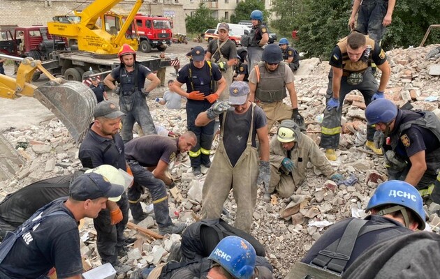 Из-под завалов дома в Часовом Яру извлекли еще тела погибших