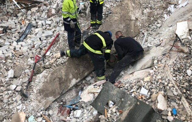 Спасатели достают тела погибших в Часовом Яру 