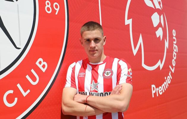 Ярмолюк уже приєднався до команди (фото – twitter.com/BrentfordFC)