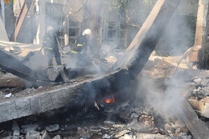 В Миколаєві після нічного обстрілу загорілись два підприємства