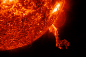 Эксперты предупреждают о «прямом ударе» по Земле в результате вспышки на Солнце