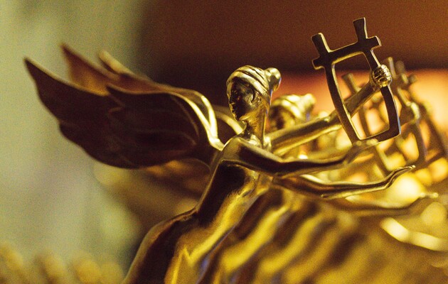 Статуэтки YUNA продадут на аукционе