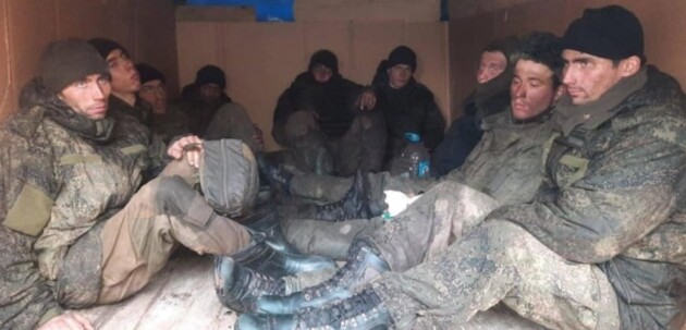 О деморализованном состоянии российских солдат свидетельствуют и многочисленные документальные видео- и фотоматериалы