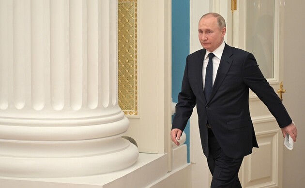 Newsweek: Эксперты объяснили, почему Путин почти не двигает правой рукой