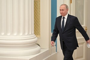 Newsweek: Експерти пояснили, чому Путін майже не рухає правою рукою
