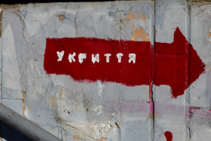 Война в Украине: правила поведения, если не успели добежать до укрытия во время обстрела