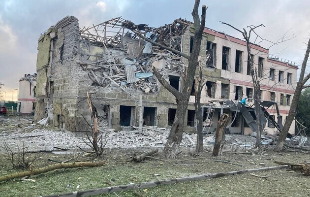 За одну ночь российские оккупанты разрушили две школы в Донецкой области