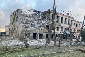За одну ночь российские оккупанты разрушили две школы в Донецкой области