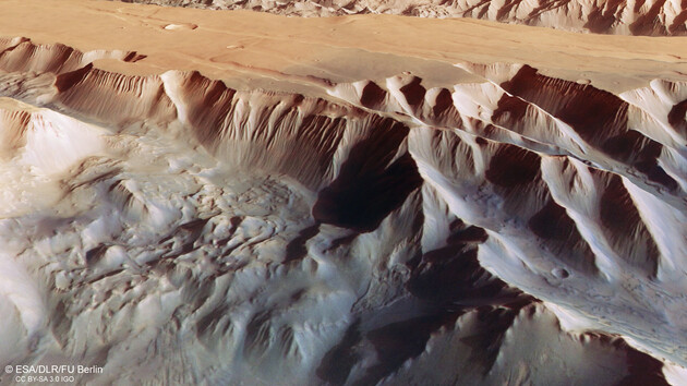 Аппарат ESA сделал снимок «Большого каньона» Марса