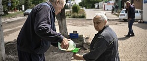 Мариупольцам продают продукты с наценкой в 300%: питьевая вода уже четыре гривны за литр