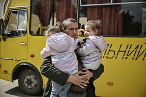 Російські пропагандисти поширюють фейк про вилучення дітей в українських біженців у Європі