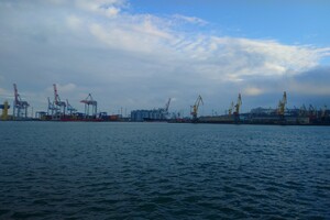 Удар по Одесі показав, що експортувати зерно через порти буде непросто — Reuters