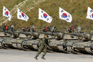 Південна Корея уклала найбільшу у своїй історії військову угоду з Польщею, що втягує Сеул у війну в Україні — Reuters