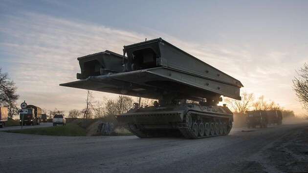 Германия передаст Украине 16 танков-мостоукладчиков