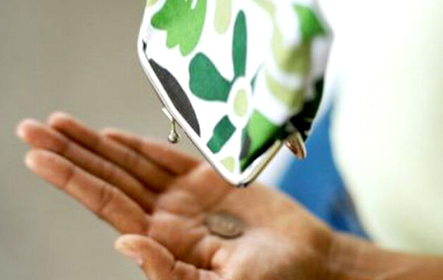 Зарплати українців падають