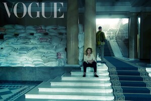 В сети продолжается флешмоб в поддержку Зеленской после ее фотосессии для Vogue