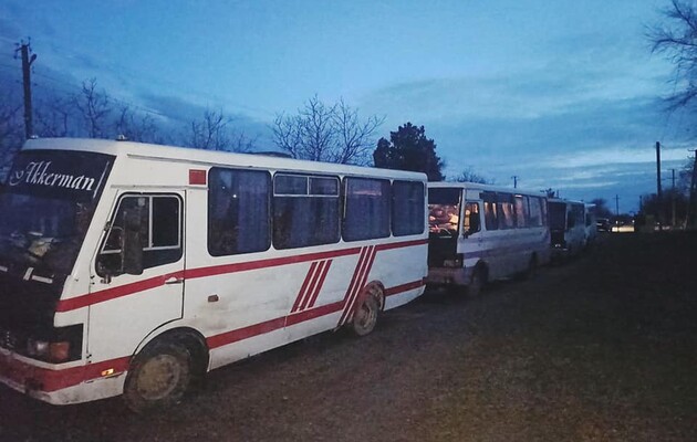 Окупанти обстріляли керованими ракетами евакуаційний автобус з Херсонщини