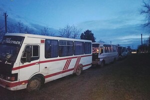Оккупанты обстреляли управляемыми ракетами эвакуационный автобус из Херсонской области