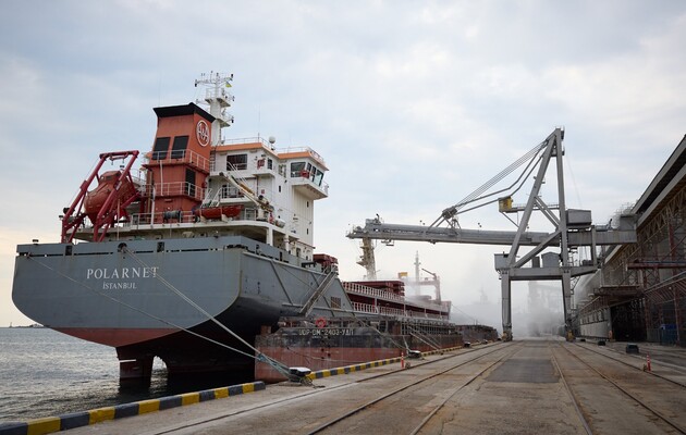 Трьом суднам з українським зерном погодили вихід із Чорноморська та Одеси