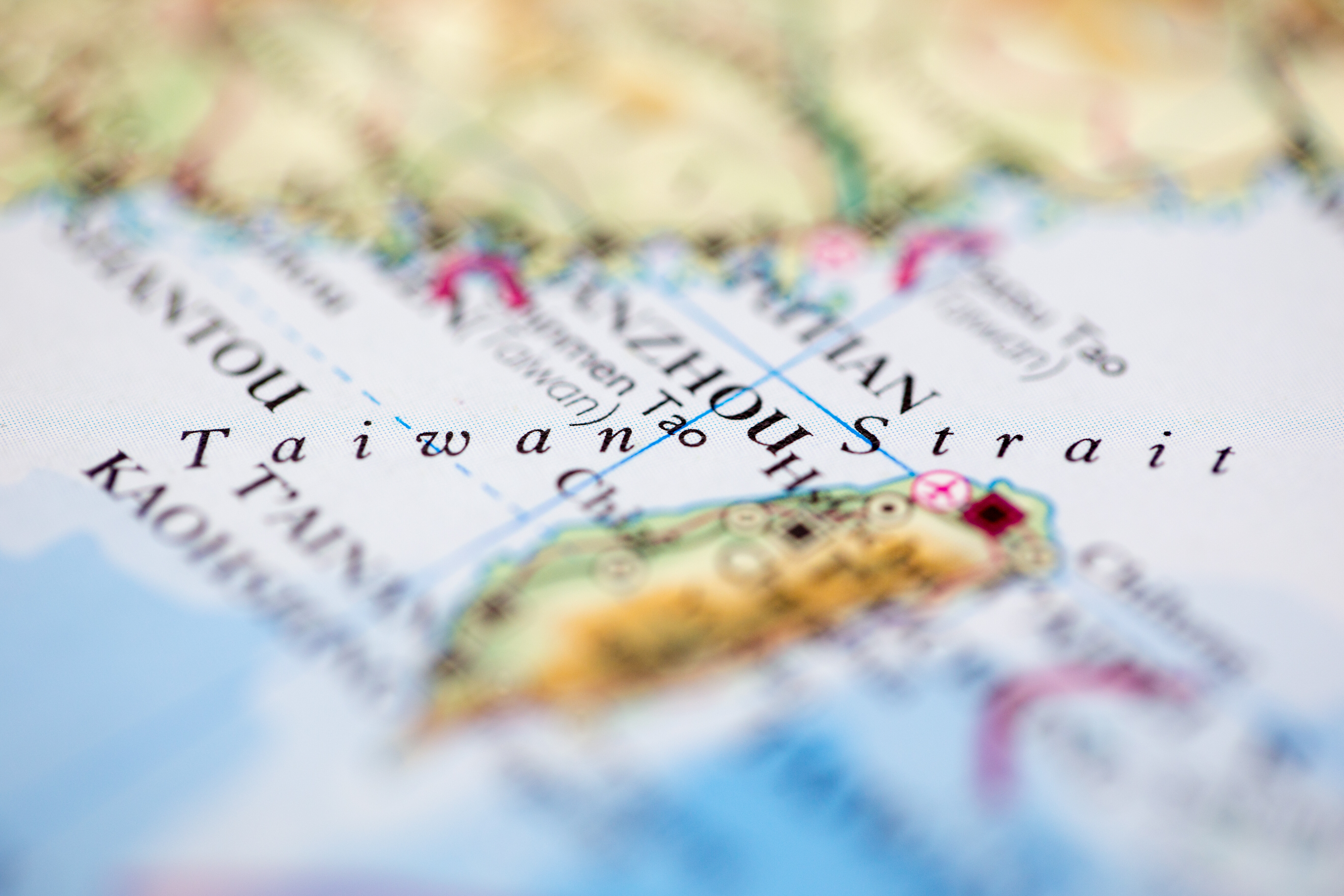 Авіакомпанії змінюють маршрути через китайські військові навчання біля Тайваню – Reuters