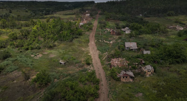 Разбитые дома и оставленная техника: в Харьковской области защитники освободили село Дубривное
