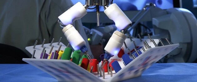 У США створили експериментального робота-хірурга для роботи на МКС