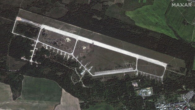 Maxar опублікував нові знімки білоруського аеродрому «Зябровка»