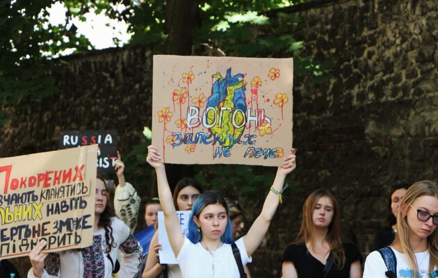 Украинцы во всем мире вышли на акции с требованием не допустить противозаконного судилища над защитниками «Азовстали»