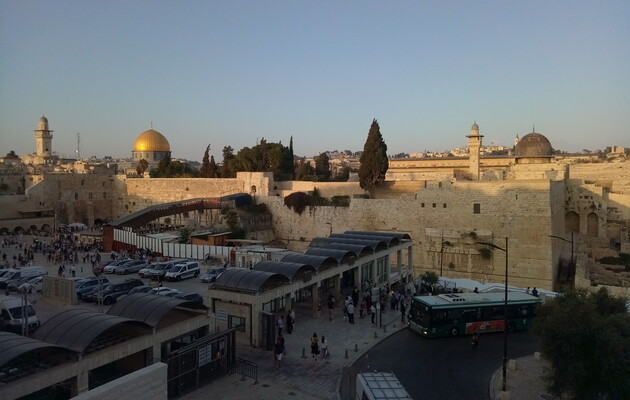 На Храмовой горе в Иерусалиме неизвестный расстрелял автобус с паломниками