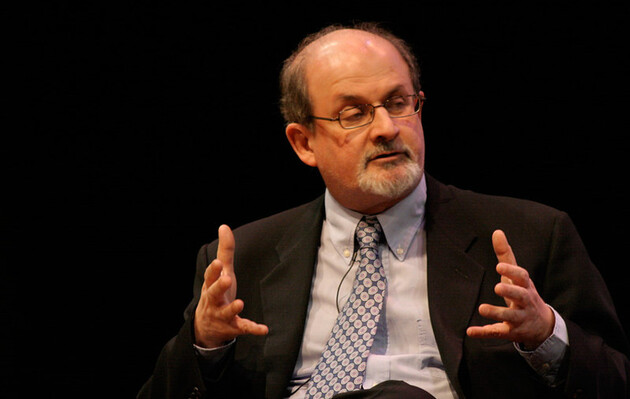 Тяжелораненого антиисламиста Салмана Рушди отключили от аппарата ИВЛ, он уже может говорить