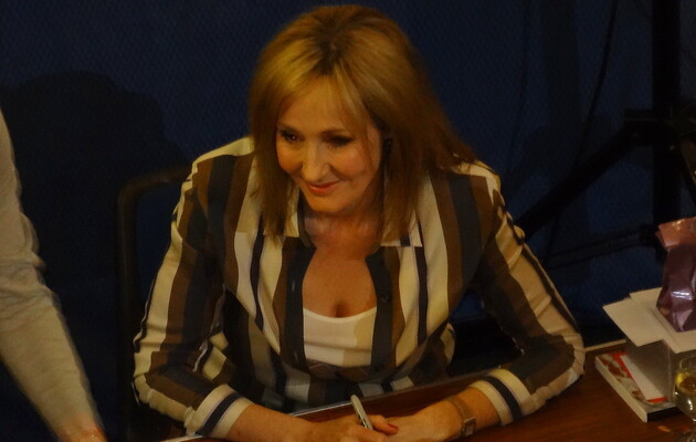 Авторці книг про Гаррі Поттера погрожують смертю за підтримку Салмана Рушді