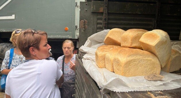 Россияне в Мариуполе фактически остановили выдачу гуманитарной помощи, а купить продукты негде
