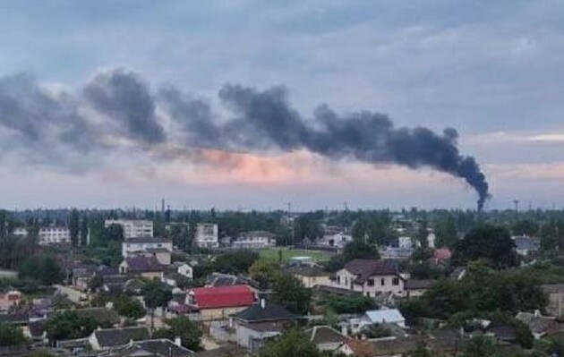 Чубаров о взрывах в Крыму: «Россияне массово едут в сторону Крымского моста, детонация на складах боеприпасов продолжается»