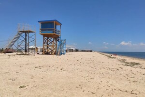 Мертвый сезон: безлюдные пляжи в оккупированном Счастливцево на Арабатской стрелке